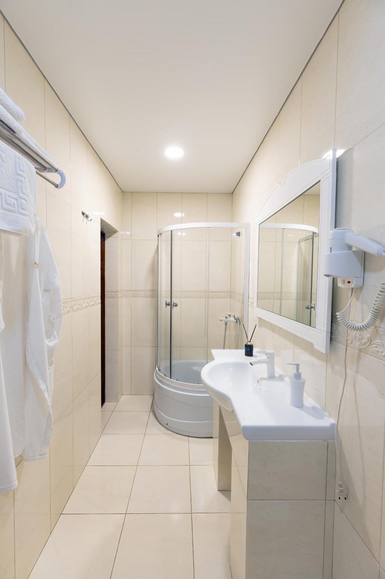 Todiresti  Sv Hotel, Restaurant & Airport Parking מראה חיצוני תמונה