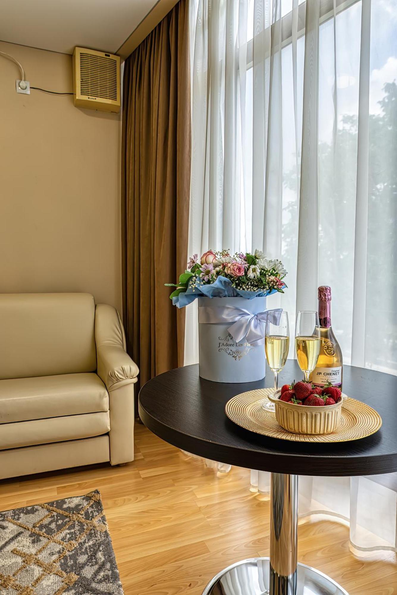 Todiresti  Sv Hotel, Restaurant & Airport Parking מראה חיצוני תמונה