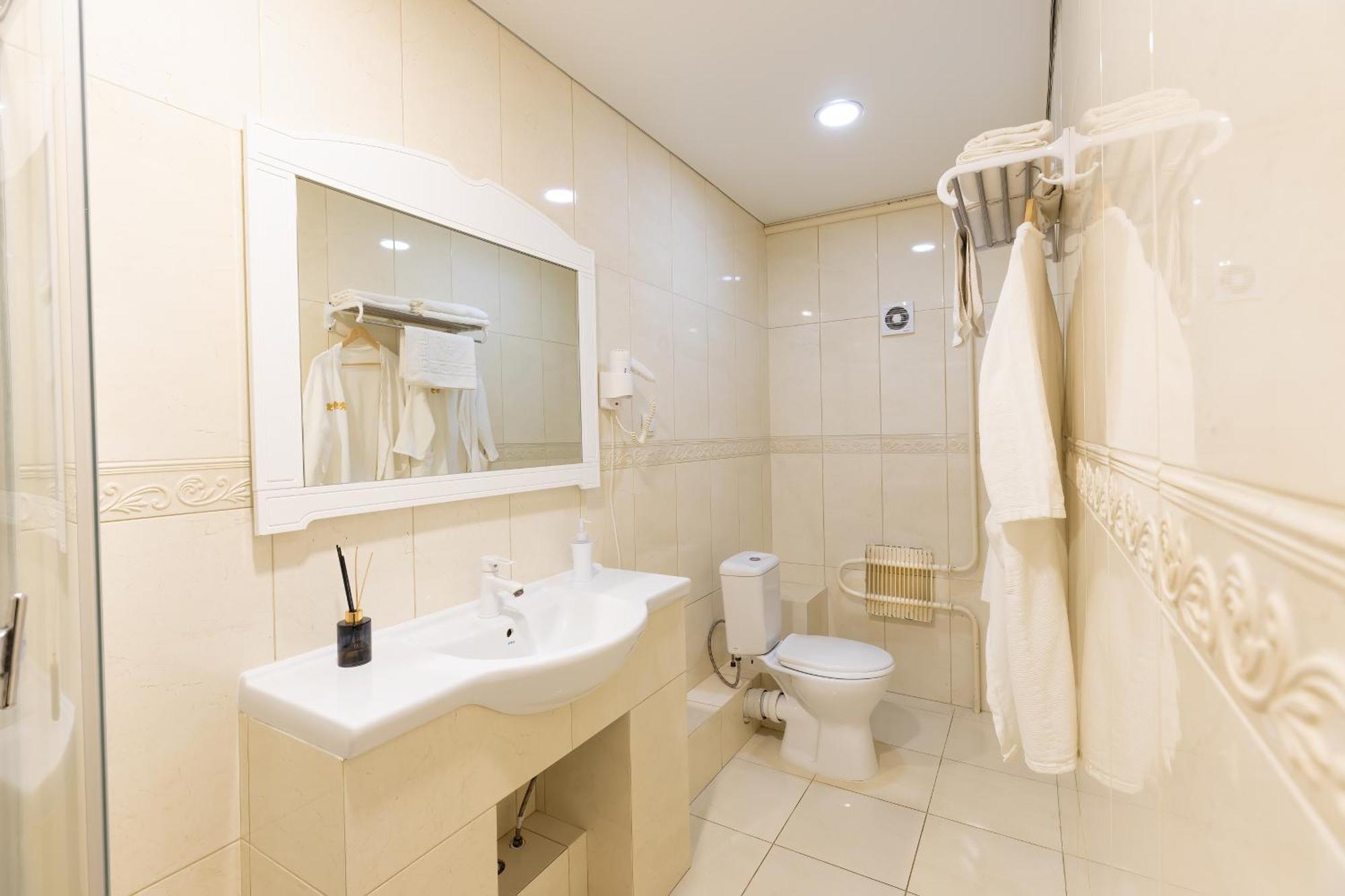 Todiresti  Sv Hotel, Restaurant & Airport Parking מראה חיצוני תמונה