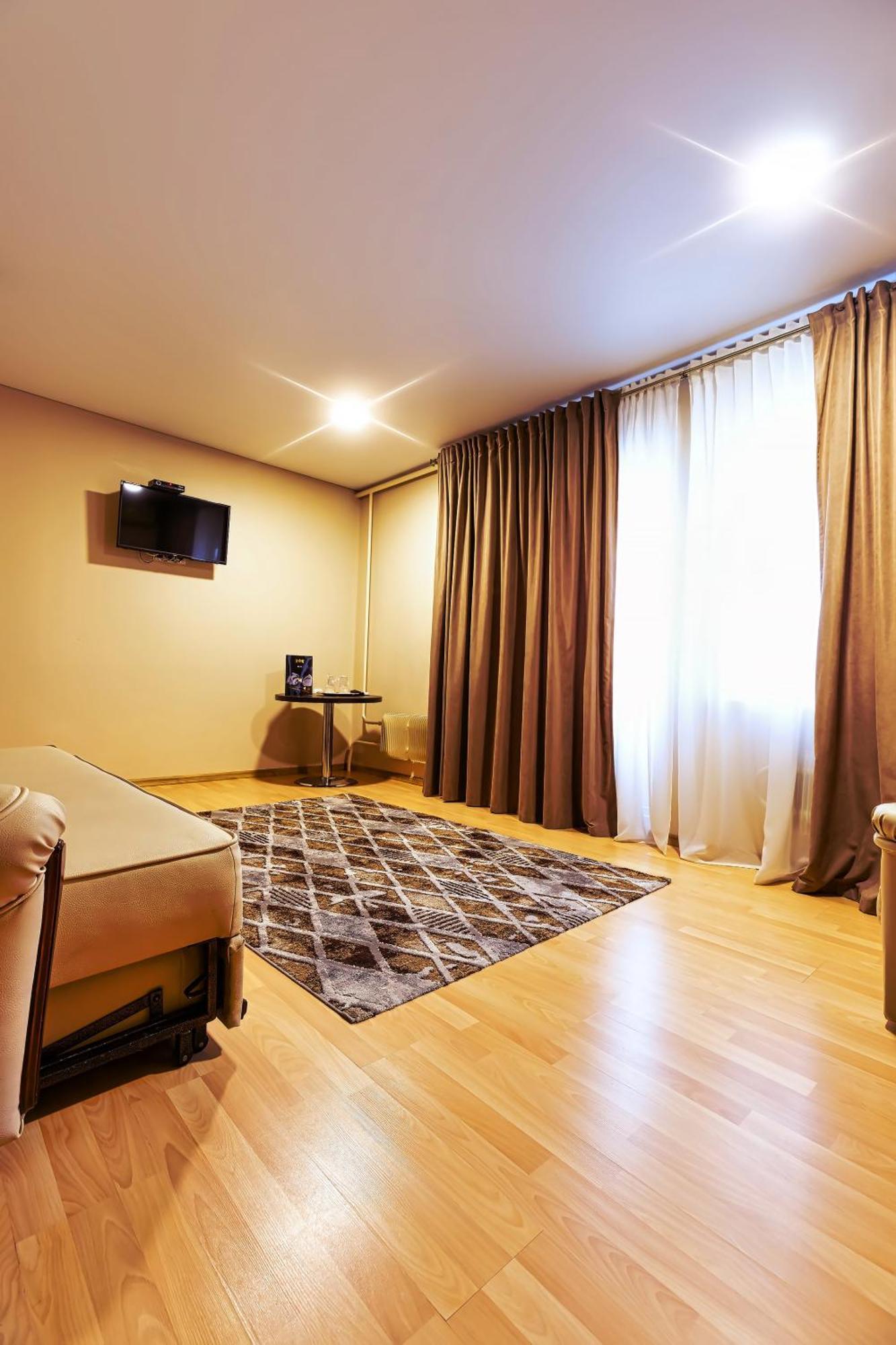 Todiresti  Sv Hotel, Restaurant & Airport Parking מראה חיצוני תמונה