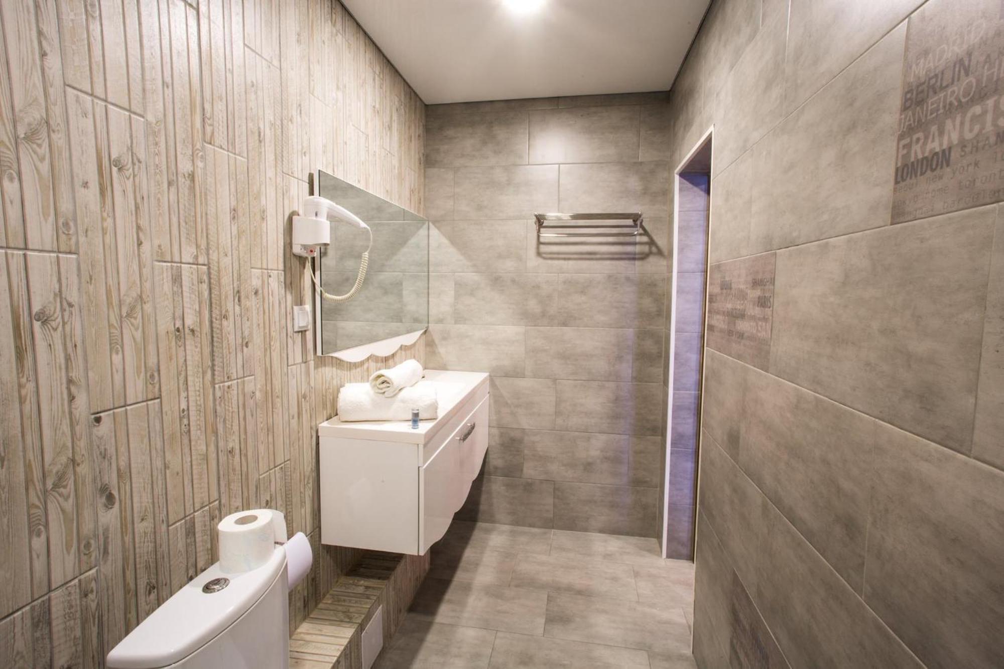 Todiresti  Sv Hotel, Restaurant & Airport Parking מראה חיצוני תמונה